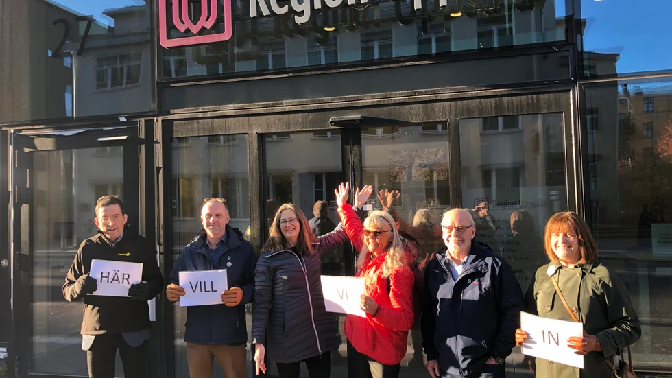 Grundarna av det nya regionala partiet Lokala partier i Uppsala län, här utanför regionens hus i Uppsala. Från vänster: Lennart Lundberg, Lars Holmgren, Anneli Löfling, Mona Hansson, Owe Fröjd och Tuija Rönnback.