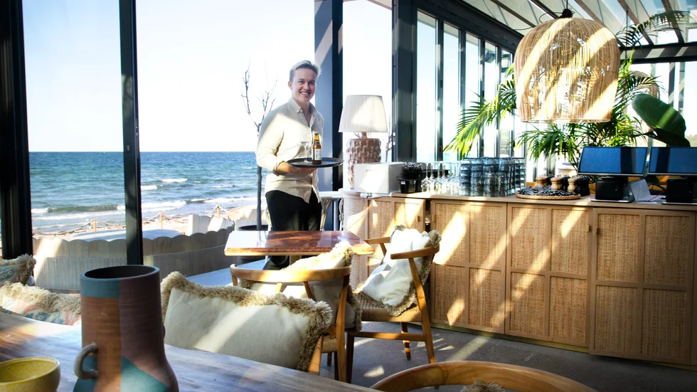 Carl Damlin är restaurangchef på Tofta Beach House och berättar att han haft fullbokat fyra helger i rad på kvällarna. "Jag trodde att det skulle bli en lågsäsong men det har vi inte sett än", säger han.