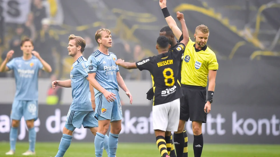 Rasmus Schüller visades ut i derbyt efter kapningen på Nicolas Stefanelli.