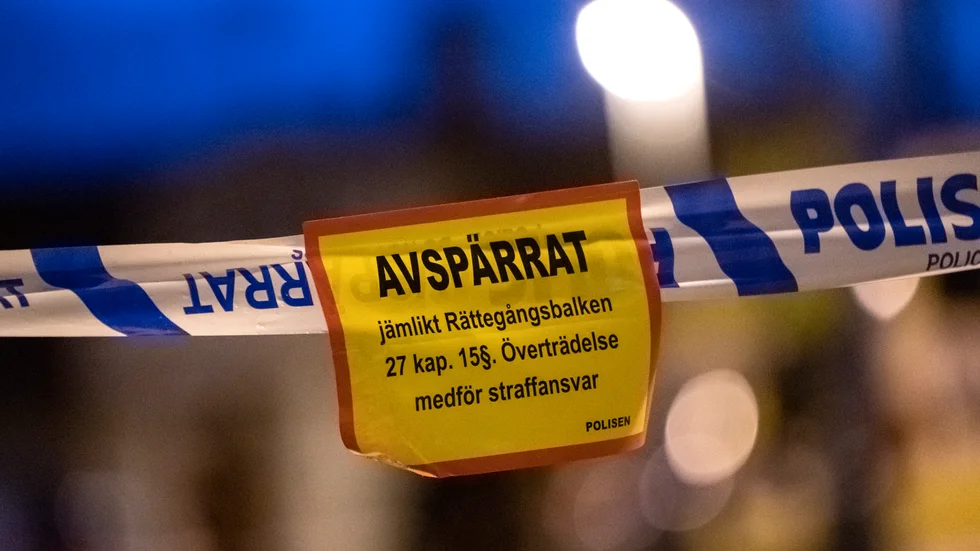 En man med skottskada i benet har hittats utomhus i Husby i västra Stockholm. Arkivbild.