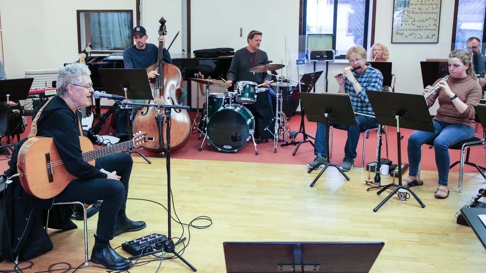 Jojje Wadenius och Gotlandsmusikens orkester under repetitionerna i Vibble. Under lördagen genomför de två familjeföreställningar i Wisbygymnasiets aula. Barnlåtarna riktar sig minst lika mycket till vuxna.