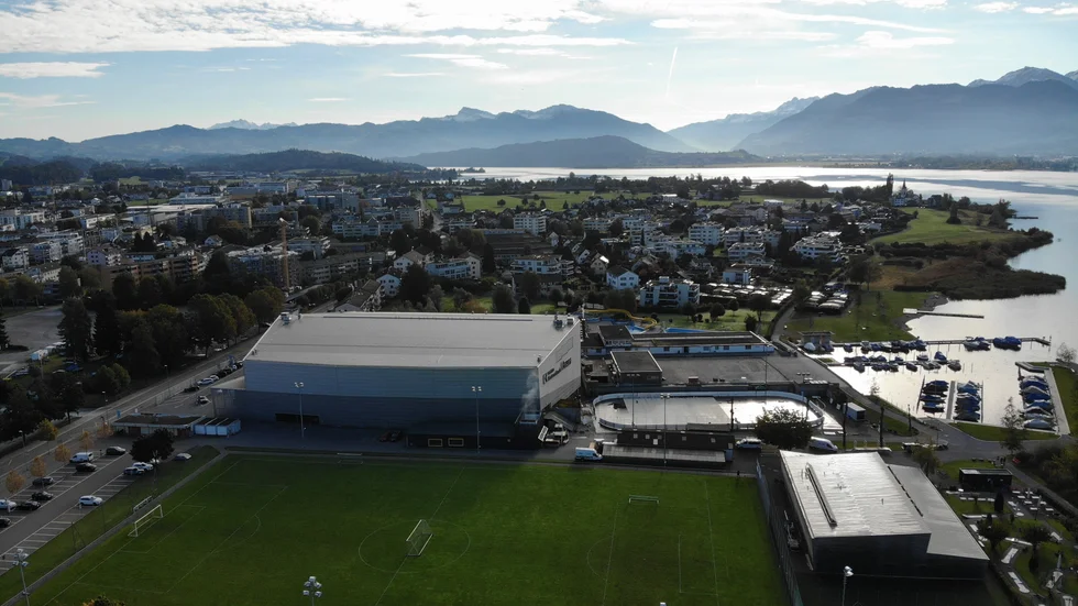 Hallen i Rapperswil ligger oerhört vackert beläget. Det är här som Stefan Hedlund och Bert Robertsson ska få ett bottenlag att växa mot toppen.