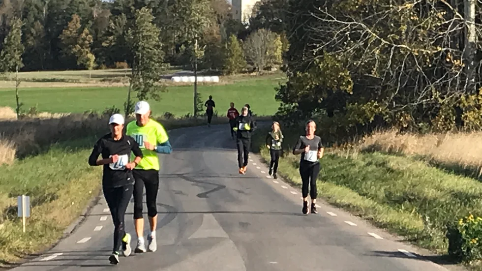 Några kilometers löpning på asfalt ingår i bansträckningen. Här syns Grebo kyrka i bakgrunden.