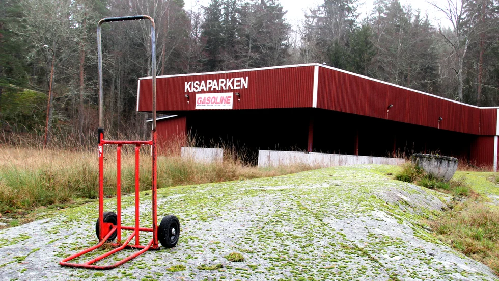 En rivning av samtliga byggnader innan årsskiftet. Det är samhällsbyggnadsförvaltningens förslag till plan för den anrika folkparken i Kisa.