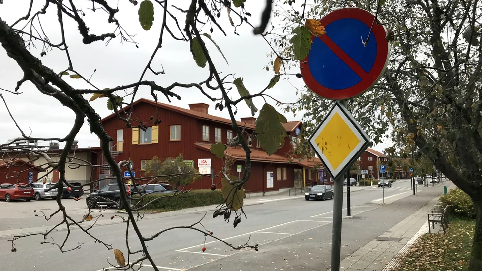 Parkeringsförbud framför Elektron kommunhuset Gnesta
