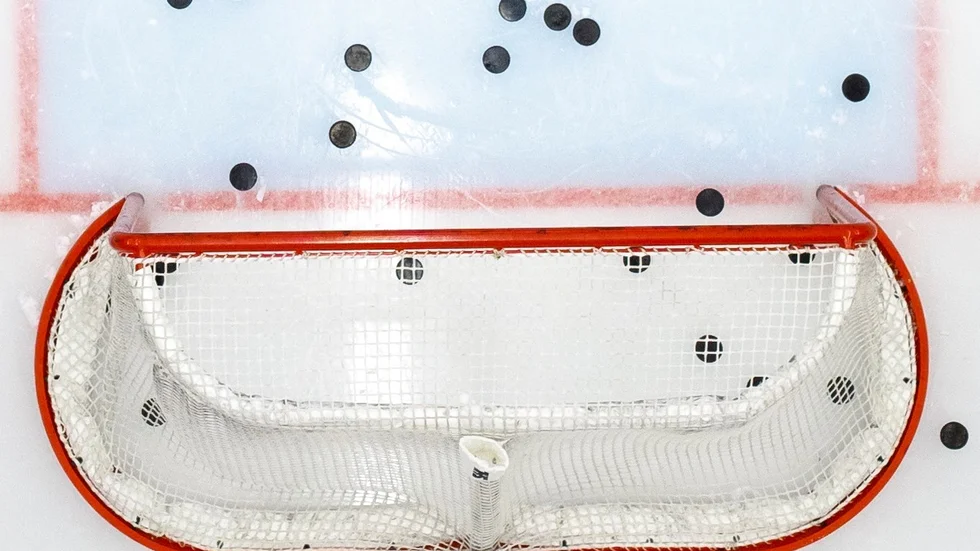 Det blev en tuff start för unga Rosvik i hockeytrean med sjutton insläppta puckar.