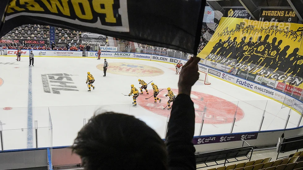 "Varför inte använda telefon vid exempelvis bokningar på Rinkside", frågar skribenten.