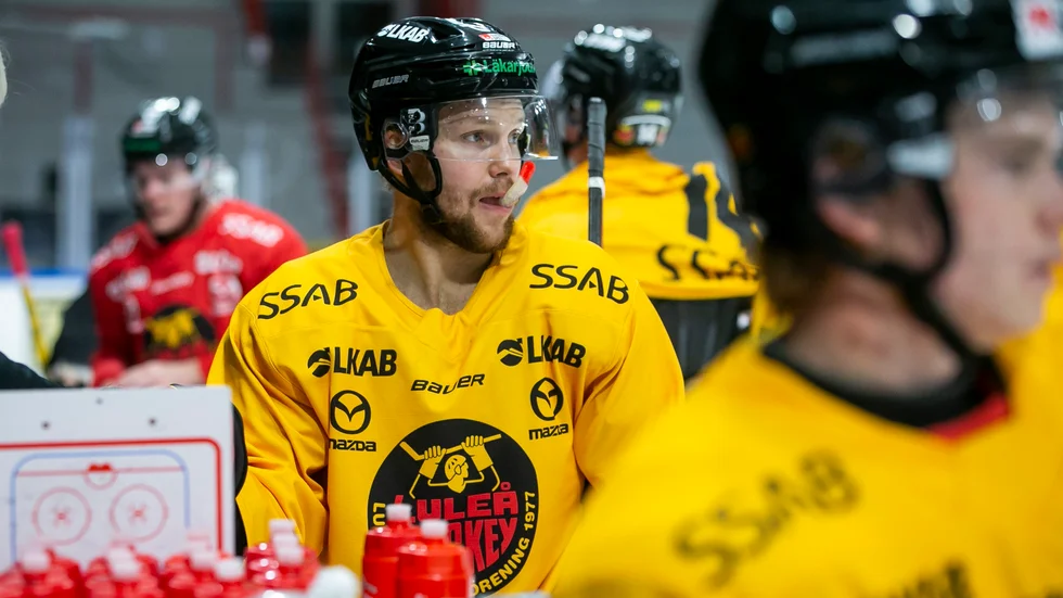 "Det är så klart inte kul när man inte får spela så mycket. Jag vill ju bidra. Men jag vet att jag inte har haft någon bra säsong, och vi har ett bra lag. Och det är tränarna som bestämmer. Jag kan bara göra mitt bästa", säger Einar Emanuelsson.