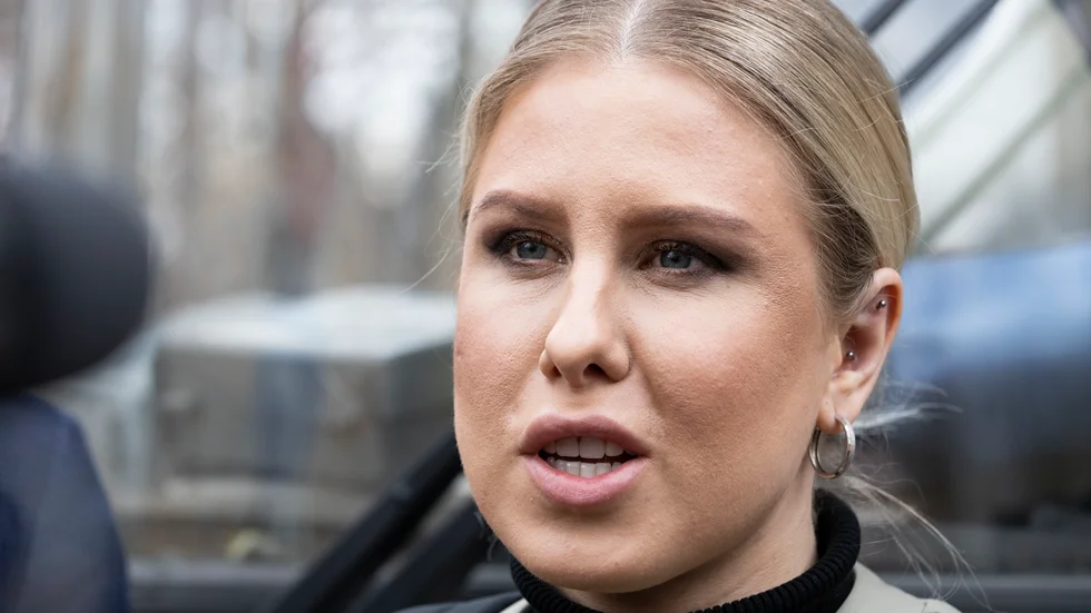 Den ryska advokaten och regimkritikern Ljubov Sobol är nu efterlyst i sitt hemland.