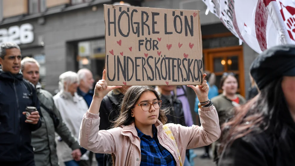 "Det är många yrkesgrupper i Sverige som har avtalsenliga löner under 27 360 kronor i månaden", skriver Caroline Axelsson och Emil Bergström (MP), som befarar att höjt inkomstkrav för arbetskraftsinvandrare resulterar i samhällskollaps.
