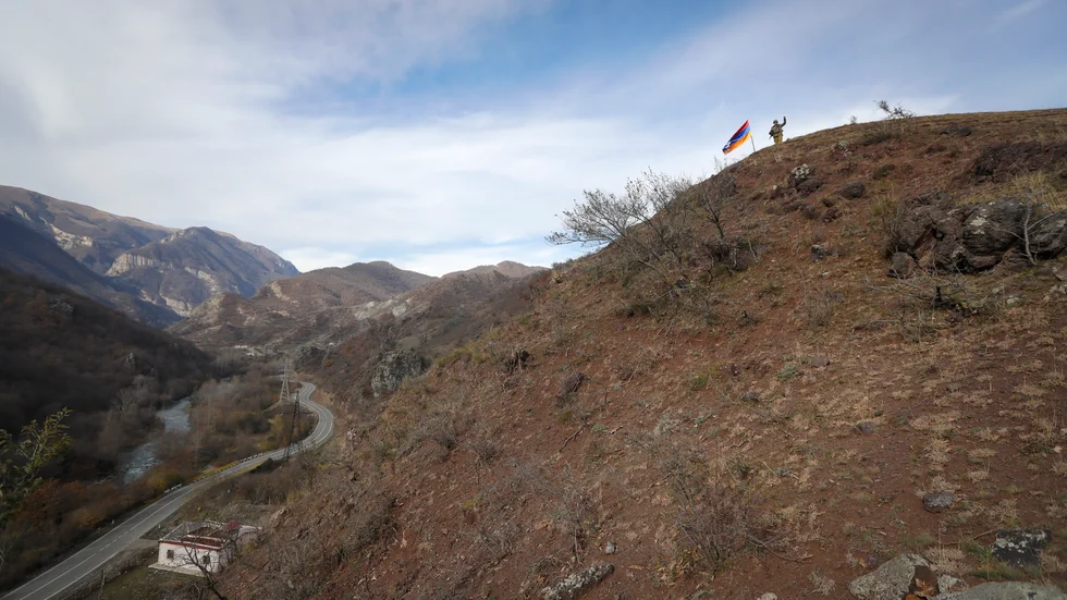 En armenisk soldat vid Nagorno-Karabachs flagga under höstens stridigheter. Arkivbild.