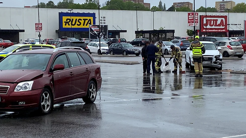 Räddningstjänsten fick rycka ut till parkeringen vid Ingelsta handelscentrum på onsdagen där två bilar hade krockat.