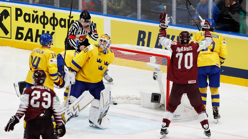 Sverige vann knappt (5–4) mot Lettland i VM 2019. De så kallade "blåbärsnationerna" blir färre och färre, menar PT-sportens Andreas Elvstrand som varnar för fler skrällar än vanligt i Riga. (Arkivbild)