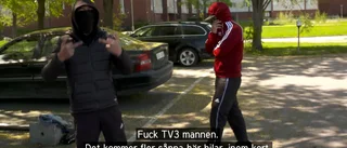 Här hotar maskerade män tv-teamet – med nya bränder i Eskilstuna