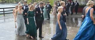 Eleverna dansade på – trots det dåliga vädret