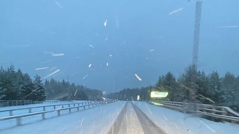 Så här såg det ut under natten. Det har varit en besvärlig natt för tidningsdistributörerna.