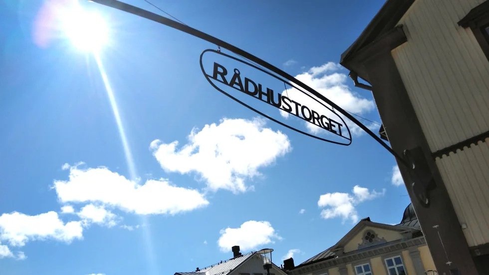 Solen skiner på Rådhustorget.