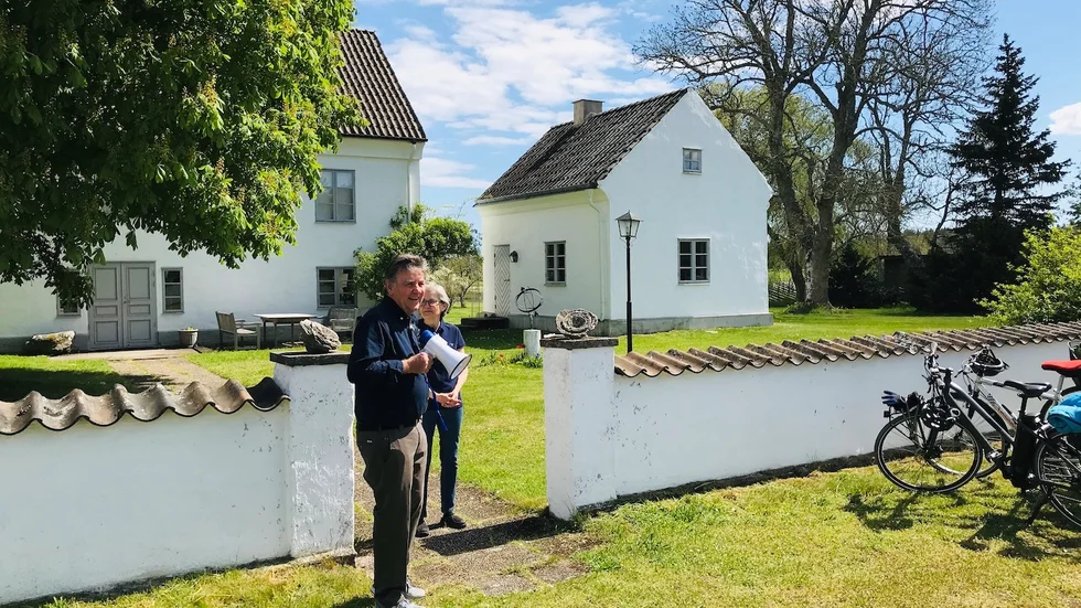 Lars och Ann-Mari framför sin vackra 1600-talsgård.