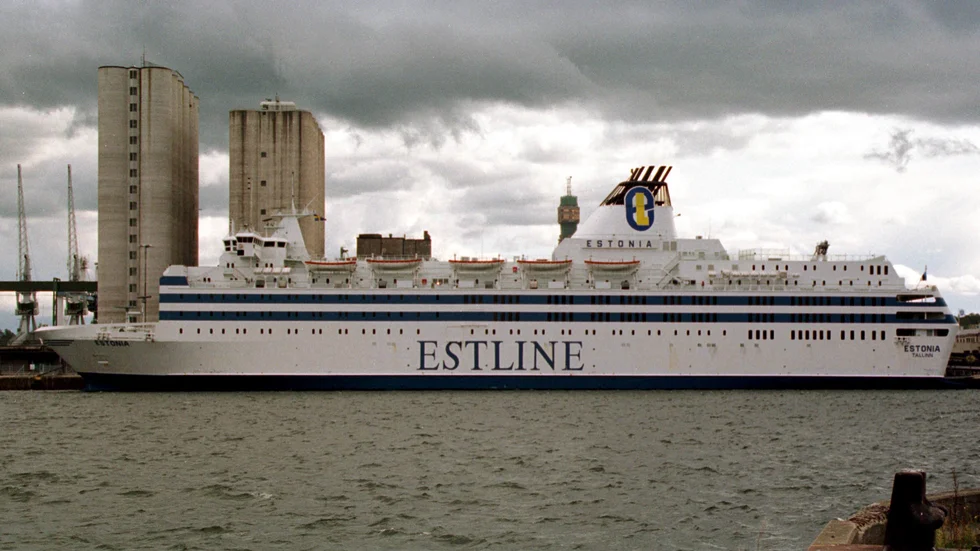 Ett mord ombord på färjan Viking Sally – som senare målades om och fick namnet Estonia – prövas i rätten efter 34 år. Här ligger fartyget i hamn i Stockholm 1993. Arkivbild.