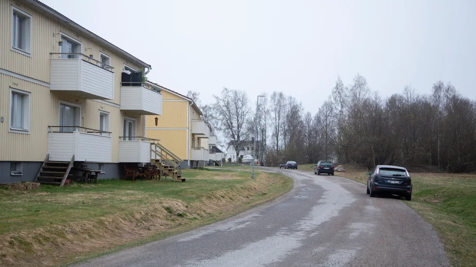 Samhällsbyggnadsnämnden har beslutat om parkeringsförbud efter delar av Ängsgatan. Nu ska Trumbäcken ordna fler parkeringar vid sina hyreshus i Klubbgärdet