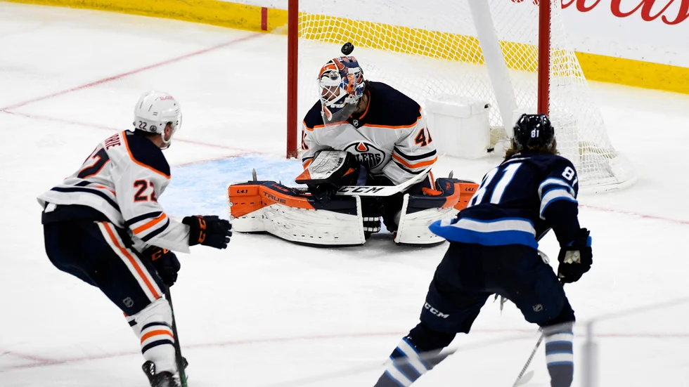 Winnipegs Kyle Connor, till höger, sätter det avgörande målet mot Edmonton.