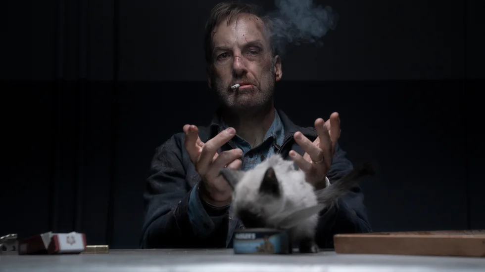 Hämnaren Hutch (Bob Odenkirk) får ta en del stryk och lyckas dessutom hamna i ett fullskaligt krig med ryska maffian i "Nobody".