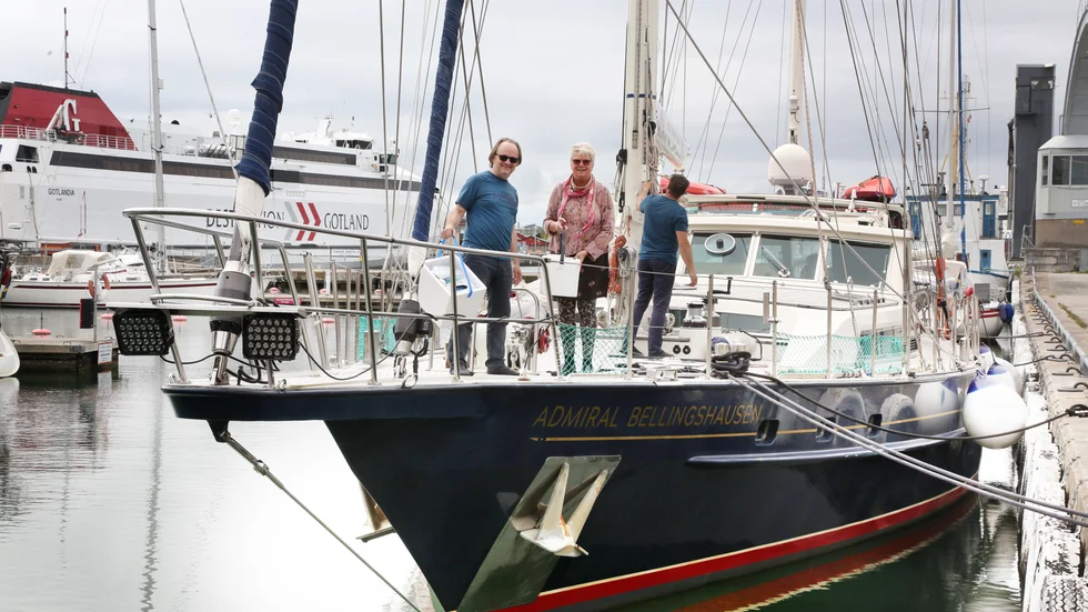 Ombord på s/y Admiral Bellingshausen finns mängder av rör för vattenprover. Delägaren Tiit Pruuli och Estlands honorärkonsul på Gotland, Riina Noodapera, ser fram emot forskningsprojektet.