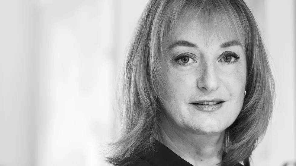 Nina F Grünfelds bok om sin farmor Frida, prostituerad judinna som hamnade i koncentrationsläger, är en smärtsam läsning om rasbiologins konsekvenser, menar Kurirens recensent Sven Nyberg.