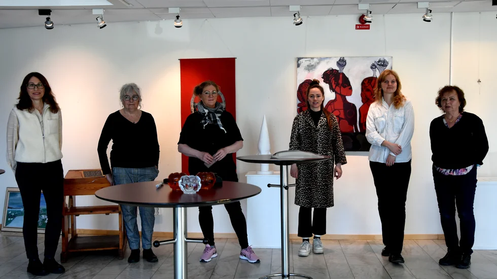 Nina Almén, Katarina Röding, Helena Bergman, Lotta Lampa, Maria Nåtoft och Eva Bolin hänger KKV:s första medlemsutställning under temat demokrati på Regionhuset i Luleå.