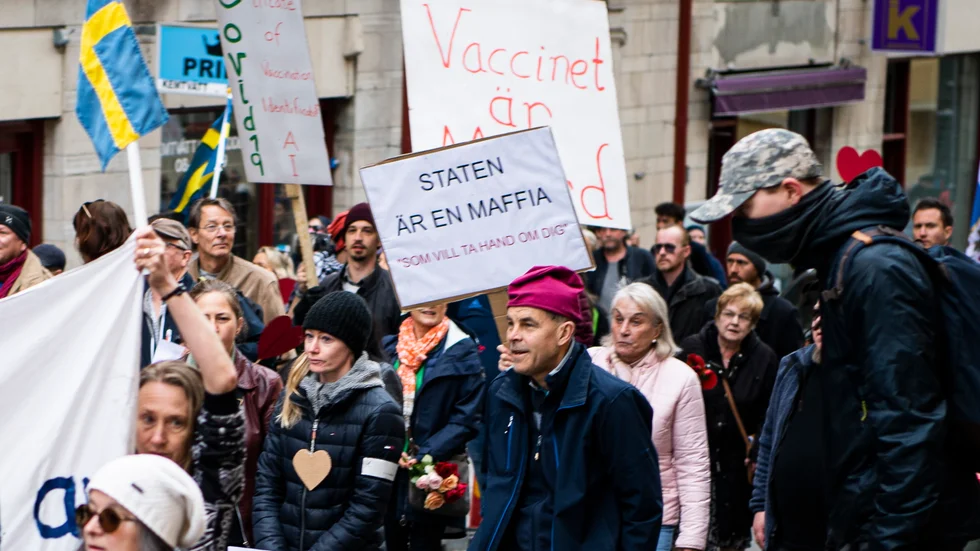 "Vaccinet är mord" och staten "en maffia". Prov på nyansnivån på 1 majmöte som marknadsförts i en av SD:s propagandakanaler. Med andra delar av SD-propagandan samspelar tre partiledningar som vill framstå som "borgerligare" än andra. 