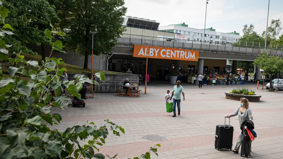 Alby Centrum fångat på bild en dag 2020. Människorna på bilden råkade bara vara där när bilden togs. 
