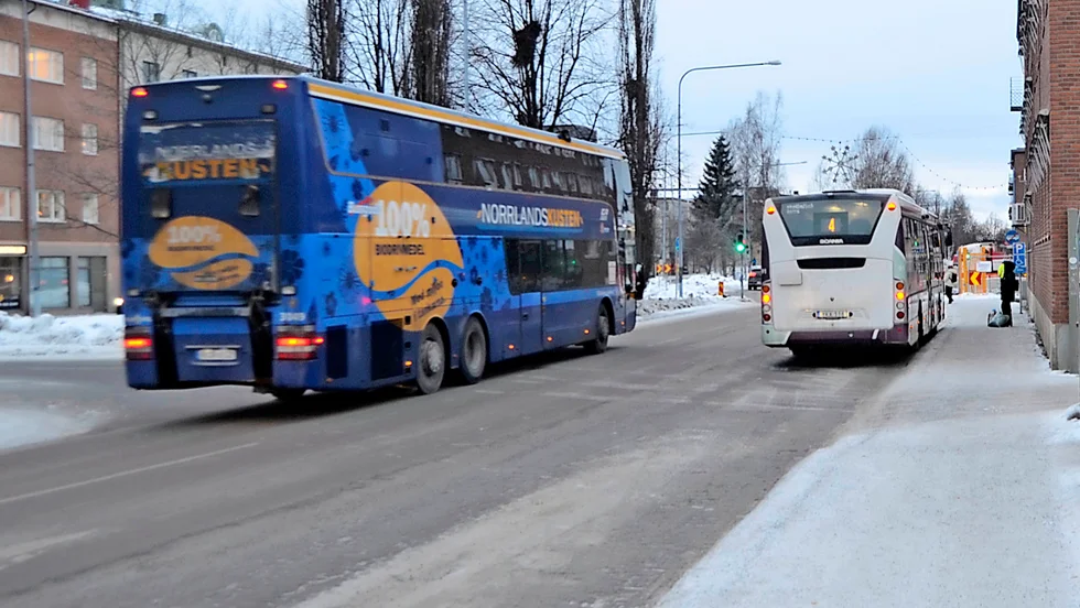 Kanalgatans norra körbana ska flyttas från denna plats och förbi torget. Den ska gå intill den södra körbanan och parkområdet där emellan ska bort. 