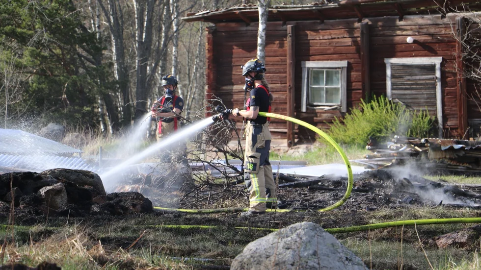 Räddningstjänsten har släckt en gräsbrand i Långtibble under valborg. 