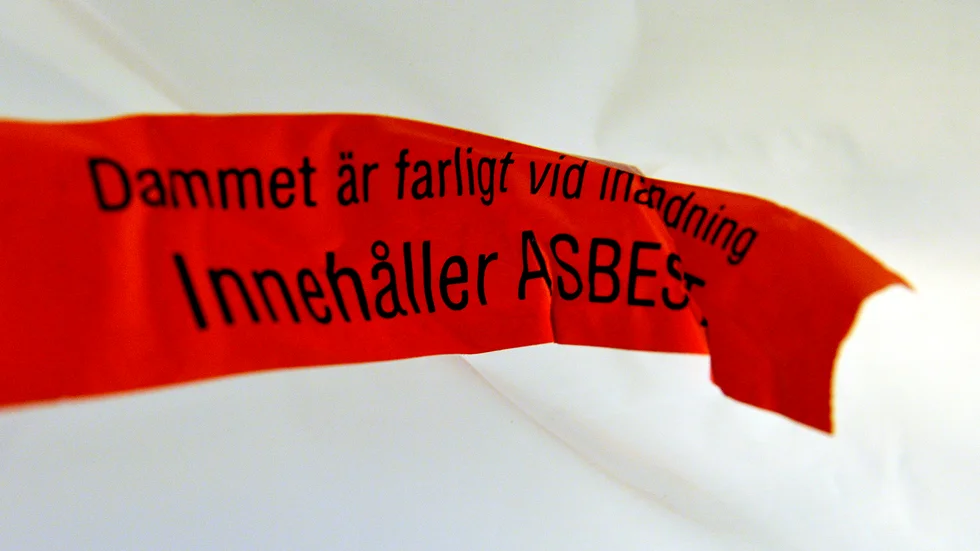 Det kommunala bostadsbolaget Vimarhem har inte följt rutinerna för att undvika att arbetstagare kom i kontakt med asbest vid en renovering. Det anser Arbetsmiljöverket som nu kräver åtgärder och hotar med sanktionsavgift.