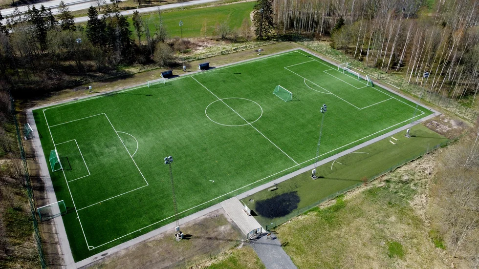 Till vintern var det tänkt att konstgräsplanen i Ryd ska bytas ut och vara täckt med en Airdome, ett tält som gör att lagen kan spela fotboll inomhus. Men nu kan projektet bli försenat.
