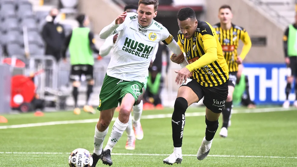 Hammarbys lagkapten Jeppe Andersen i duell med Häckens Martin Olsson.