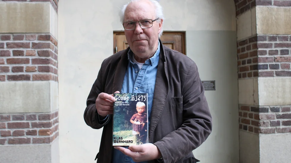 Klas Johansson, 74, har skrivit boken "Gosse B3275", en bok som kom ut i april. På tisdagen kom han till Stadsarkivet i Rådhuset i Norrköping för att tacka för hjälpen han fått där.