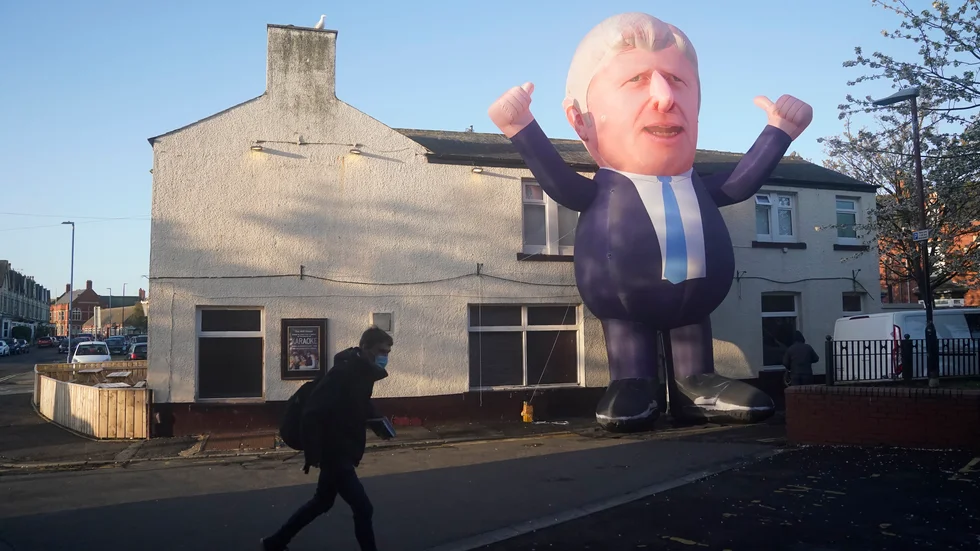 En uppblåsbar Boris Johnson-figur ger tummen upp för valresultatet i Hartlepool.