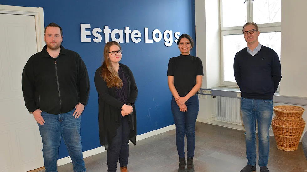 En del av personalen på Estate Logs i Boden fr vänster Chris Longridge, Sara Lindgren, Rakshitha Gonnabathula och vd Andreas Frydén."Nu gasar vi på och ska även ta in mer kapital i bolaget för tillväxt i övriga världen", säger Andreas Frydén.
 