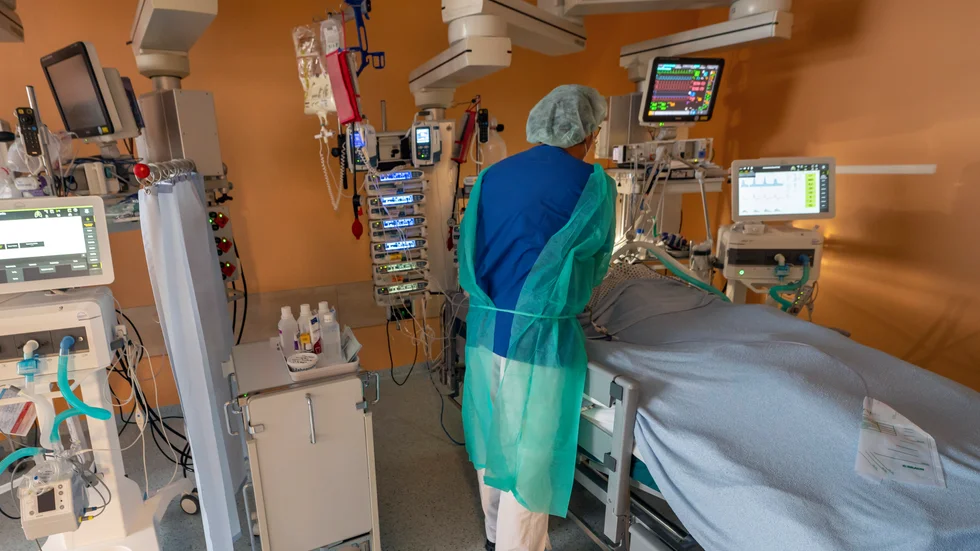 En covidpatient får intensivvård på en klinik i München.