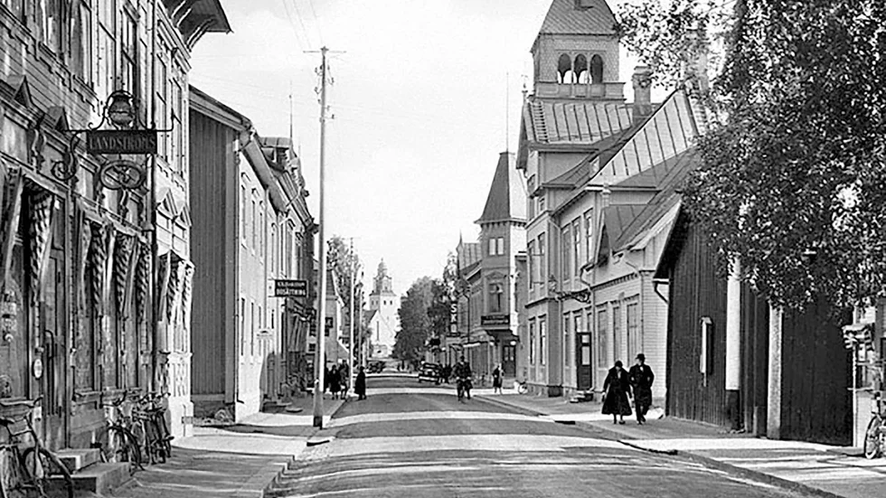 Så här såg Nygatan ut 1920 – med brandstationen på höger sida av vägen.