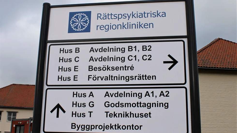 Åklagaren påstår att en patient på rättspsyk i Vadstena misshandlade en anställd i våras.