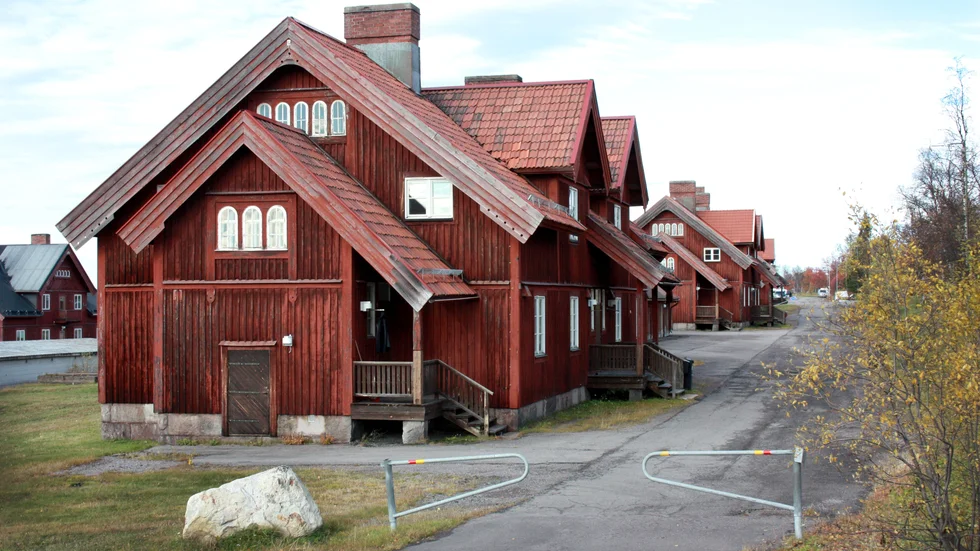 Träbyggnaderna som ska flyttas står idag på Rälsgatan och Baningenjörsvägen.