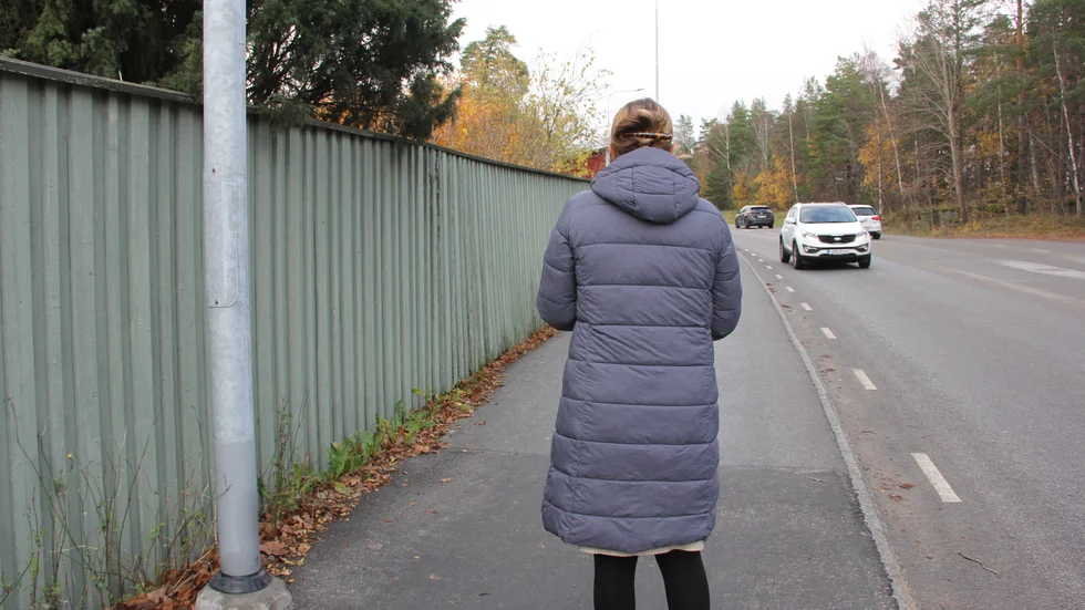 Så här lågt är staketet från utsidan. "Det är otätt och dämpar inte buller, utan byggdes från början som ett insynsskydd", säger de närboende som störs av bullret från vägen.