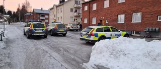 Tre män trängde in i lägenhet i Älvsbyn – hotade och rånade kvinnor