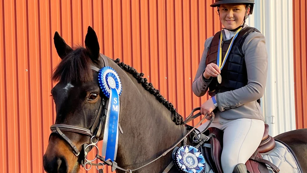 Isabell Lindved håller stolt i silvermedaljen som hon vann tillsammans med Carramore KC Boy.