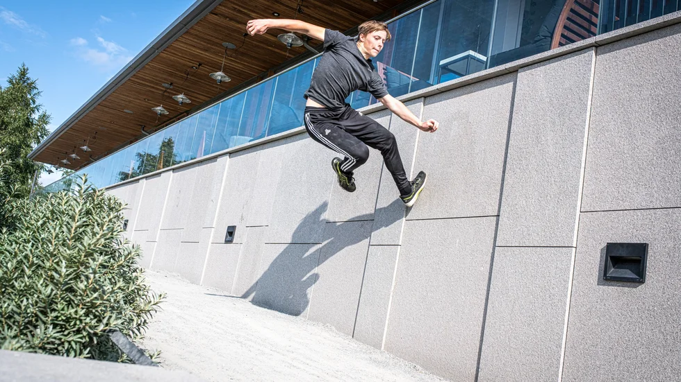 John Carlsson från Skellefteå Parkour tar närmaste vägen via väggen.