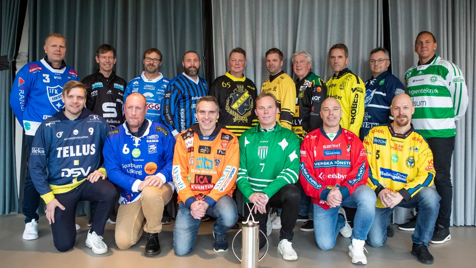 En rekordstor samling elitserietränare samlade på bild inför seriestart. Att det i år är 16 lag i elitserien är något de ser som positivt.
