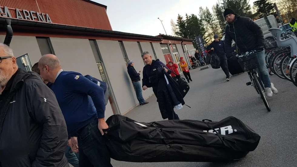HV 71 anländer till Upplands Bilforum Arena.