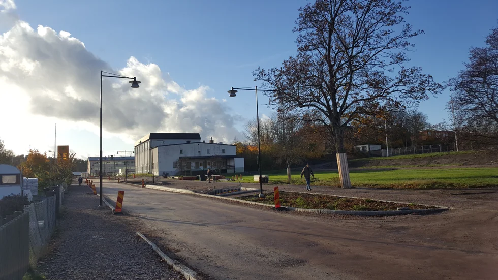 Den nya gatubelysningen är ännu inte inkopplad men planen är att gatan ska tändas upp i slutet av veckan.